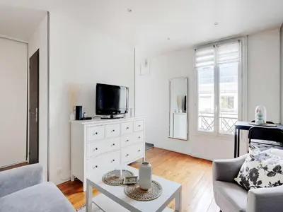 Télévision ou salle de divertissement dans l'établissement Fully equipped modern studio -2P- Levallois-Perret