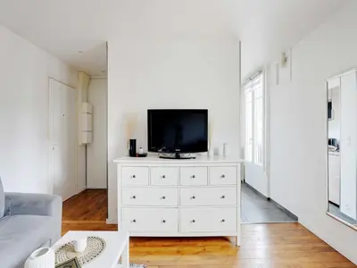 Télévision ou salle de divertissement dans l'établissement Fully equipped modern studio -2P- Levallois-Perret