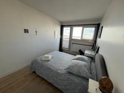 Un ou plusieurs lits dans un hébergement de l'établissement Chambre Privée Dans Appartement Vue Imprenable sur la Tour Eiffel