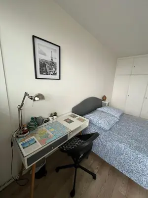 Un ou plusieurs lits dans un hébergement de l'établissement Chambre Privée Dans Appartement Vue Imprenable sur la Tour Eiffel