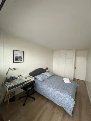 Un ou plusieurs lits dans un hébergement de l'établissement Chambre Privée Dans Appartement Vue Imprenable sur la Tour Eiffel