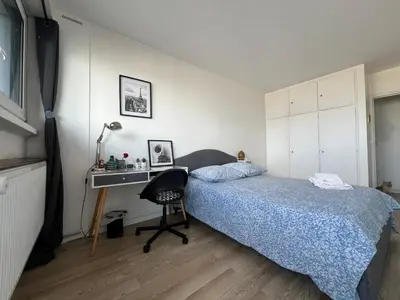 Un ou plusieurs lits dans un hébergement de l'établissement Chambre Privée Dans Appartement Vue Imprenable sur la Tour Eiffel