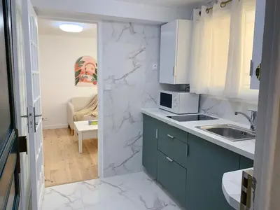 Cuisine ou kitchenette dans l'établissement Cosy Apt with Paris Marais