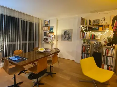 Bibliothèque dans l'appartement