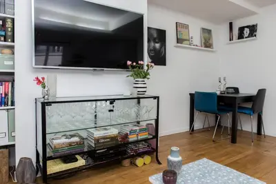 Télévision ou salle de divertissement dans l'établissement Beautiful Apt in Heart of Paris 2nd