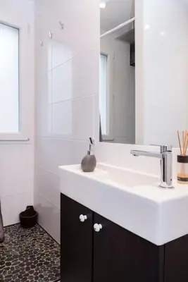 Salle de bains dans l'établissement Beautiful Apt in Heart of Paris 2nd