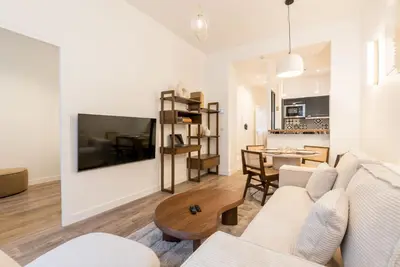 Télévision ou salle de divertissement dans l'établissement Elégant appartement à deux pas du Moulin Rouge