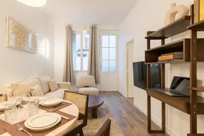 Coin salon dans l'établissement Elégant appartement à deux pas du Moulin Rouge