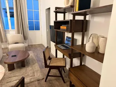 Coin salon dans l'établissement Elégant appartement à deux pas du Moulin Rouge