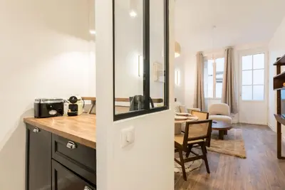 Cuisine ou kitchenette dans l'établissement Elégant appartement à deux pas du Moulin Rouge