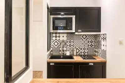 Cuisine ou kitchenette dans l'établissement Elégant appartement à deux pas du Moulin Rouge