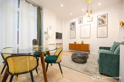 Télévision ou salle de divertissement dans l'établissement CIA - Flat on rue La Fayette