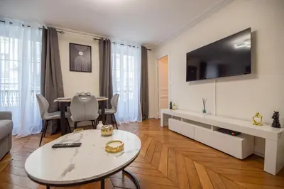 Télévision ou salle de divertissement dans l'établissement CIA - rue du Colisée, near Champs Élysées