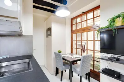 Cuisine ou kitchenette dans l'établissement Le Marais charmant