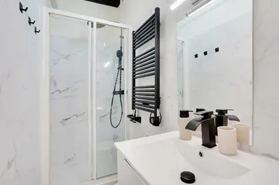 Salle de bains dans l'établissement Le Marais charmant
