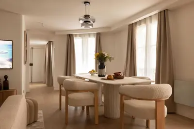 Télévision ou salle de divertissement dans l'établissement Elegant flat - 3BR-8P- Canal Saint-Martin