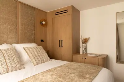 Un ou plusieurs lits dans un hébergement de l'établissement Elegant flat - 3BR-8P- Canal Saint-Martin