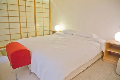 Un ou plusieurs lits dans un hébergement de l'établissement Camille - Authentic 4-Bed Apartment Saint-Germain Notre Dame