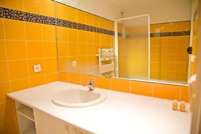 Salle de bains dans l'établissement Camille - Authentic 4-Bed Apartment Saint-Germain Notre Dame