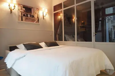 Un ou plusieurs lits dans un hébergement de l'établissement Palais royal apartment