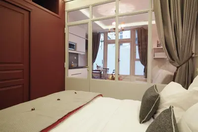 Un ou plusieurs lits dans un hébergement de l'établissement Palais royal apartment