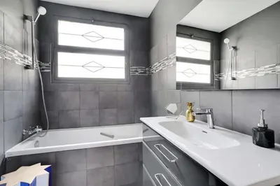 Salle de bains dans l'établissement Lumineux 3P spacieux & chaleureux - Hôpital américain