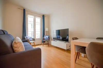 Télévision ou salle de divertissement dans l'établissement CIA - Trocadéro, cosy & cute flat
