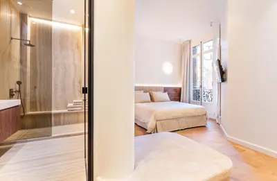 Un ou plusieurs lits dans un hébergement de l'établissement Luxurious Suite Eiffel Tower Flandrin Muette AC