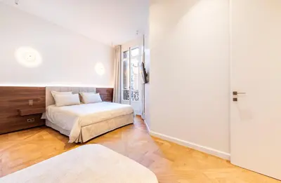 Un ou plusieurs lits dans un hébergement de l'établissement Luxurious Suite Eiffel Tower Flandrin Muette AC