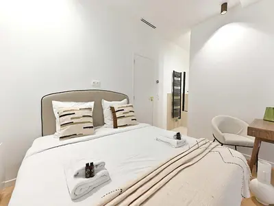 Un ou plusieurs lits dans un hébergement de l'établissement New flat with AC Porte Maillot Arc de Triomphe