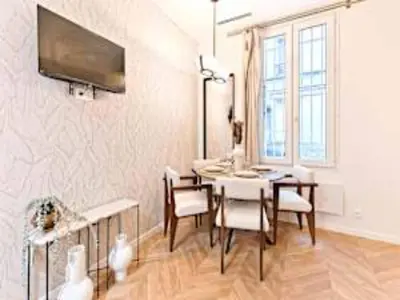 Télévision ou salle de divertissement dans l'établissement New flat with AC Porte Maillot Arc de Triomphe
