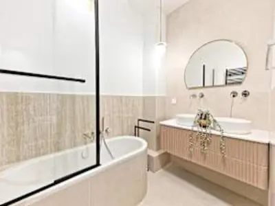 Salle de bains dans l'établissement New flat with AC Porte Maillot Arc de Triomphe