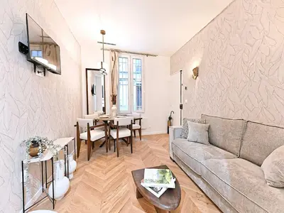 Coin salon dans l'établissement New flat with AC Porte Maillot Arc de Triomphe