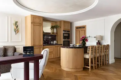 Cuisine ou kitchenette dans l'établissement HIGHSTAY - Luxury Serviced Apartments - Victoires