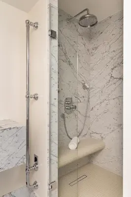 Salle de bains dans l'établissement HIGHSTAY - Luxury Serviced Apartments - Victoires