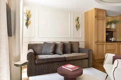 Coin salon dans l'établissement HIGHSTAY - Luxury Serviced Apartments - Victoires