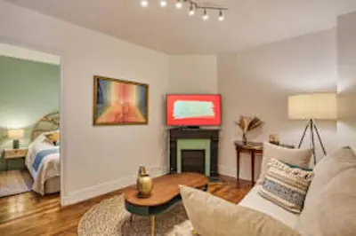 Télévision ou salle de divertissement dans l'établissement Superb Apartment Le Marais Place des Vosges