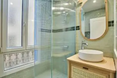 Salle de bains dans l'établissement Superb Apartment Le Marais Place des Vosges
