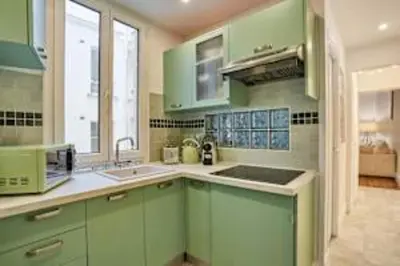 Cuisine ou kitchenette dans l'établissement Superb Apartment Le Marais Place des Vosges