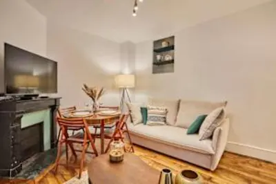 Télévision ou salle de divertissement dans l'établissement Superb Apartment Le Marais Place des Vosges