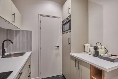 Cuisine ou kitchenette dans l'établissement Cozy apartment Montmartre Moulin rouge