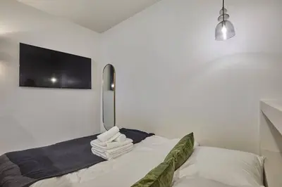 Un ou plusieurs lits dans un hébergement de l'établissement Cozy apartment Montmartre Moulin rouge
