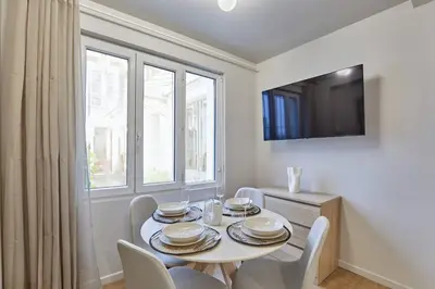 Télévision ou salle de divertissement dans l'établissement Cozy apartment Montmartre Moulin rouge