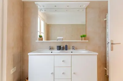 Salle de bains dans l'établissement La Suite Saint-Germain