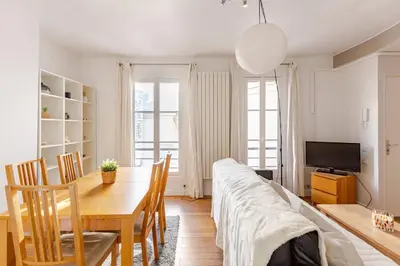 Télévision ou salle de divertissement dans l'établissement La Suite Saint-Germain