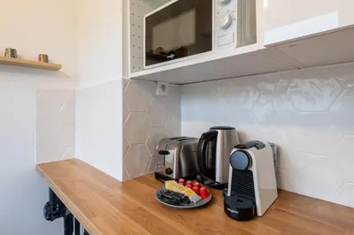 Plateau bouilloire dans l'établissement Amazing deal - Central Location near the metro, Modern amenities and style