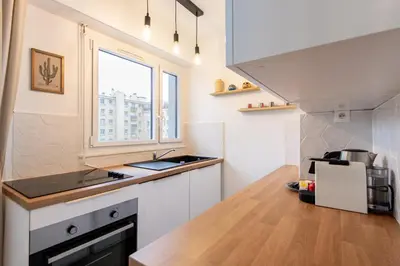 Cuisine ou kitchenette dans l'établissement Amazing deal - Central Location near the metro, Modern amenities and style