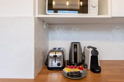 Cuisine ou kitchenette dans l'établissement Amazing deal - Central Location near the metro, Modern amenities and style