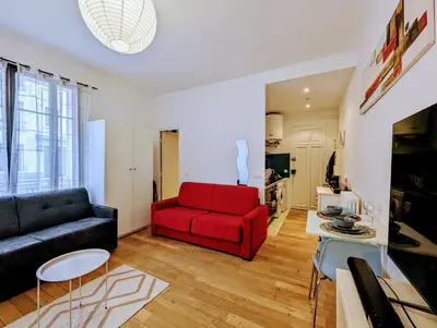 Télévision ou salle de divertissement dans l'établissement Chic and comfortable studio near Paris