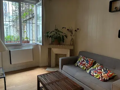 Coin salon dans l'établissement Appartement charmant à Paris 20 eme